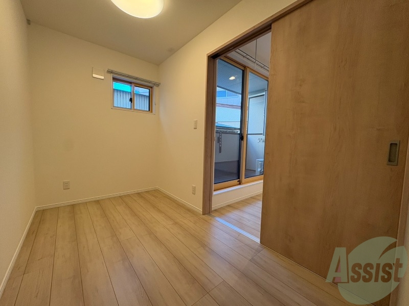 その他部屋・スペース　寝室になりそうな洋室です。シンプルで落ち着きますね。