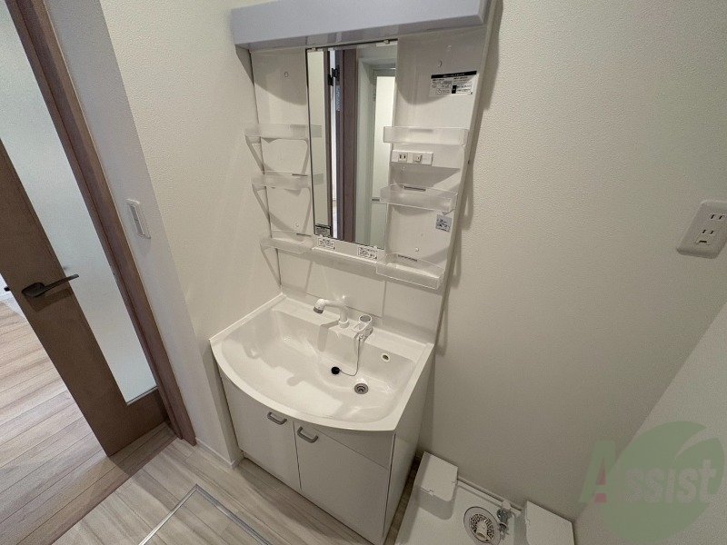 洗面設備　洗面台はシンプルなつくりで手入れがしやすそうですね。