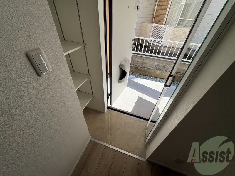 玄関　玄関からの様子です。すぐ部屋が見えないのは安心ですね。