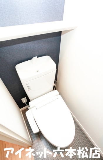 トイレ　温水便座付きです。