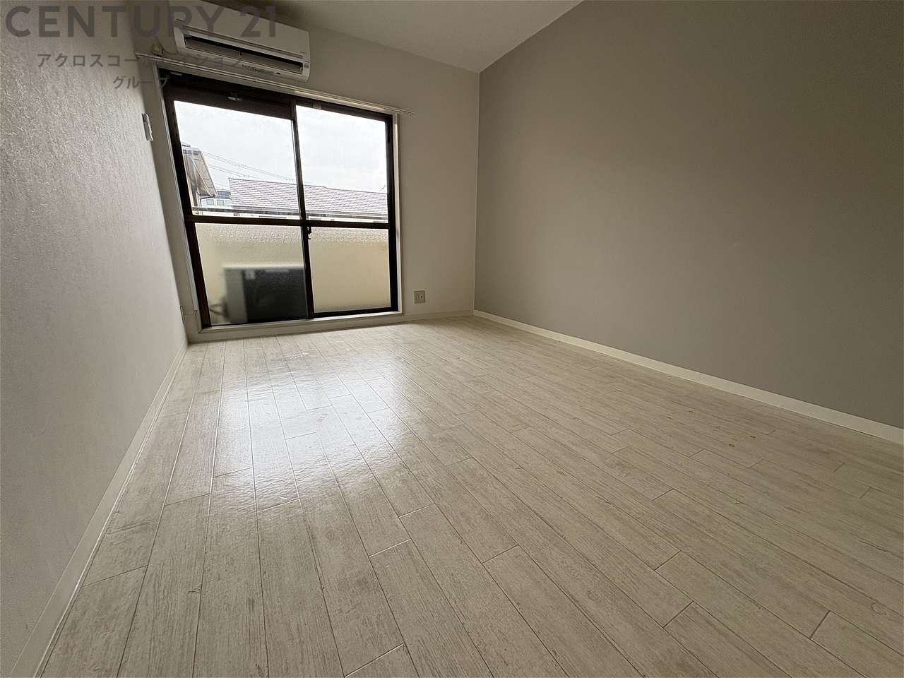 居室・リビング　床色が明るい色合いで、とてもきれいです！