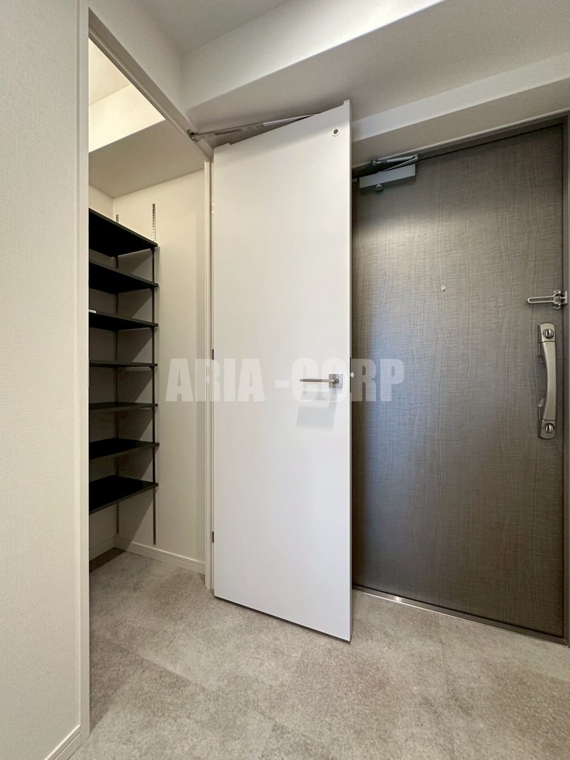 玄関　玄関には姿見付き◎シューズクロークを配置♪