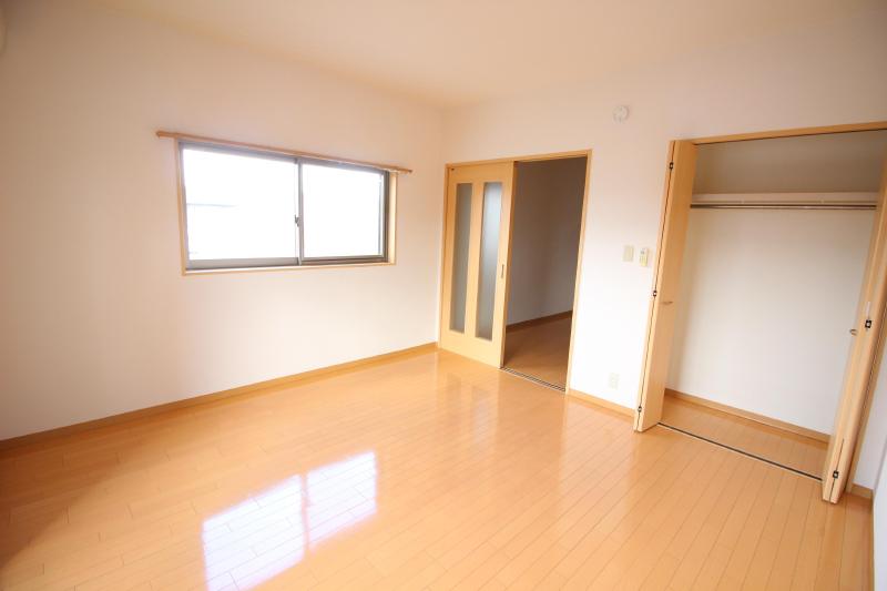 居室・リビング　8.4帖の洋室