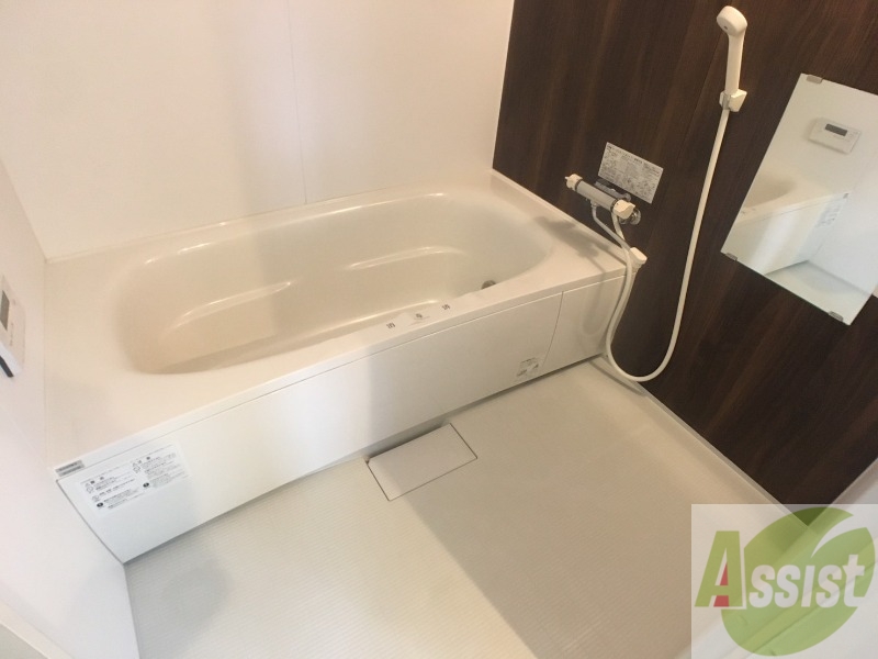 バス・シャワールーム　バスルームは狭すぎず、シャワーも浴びやすそうです。