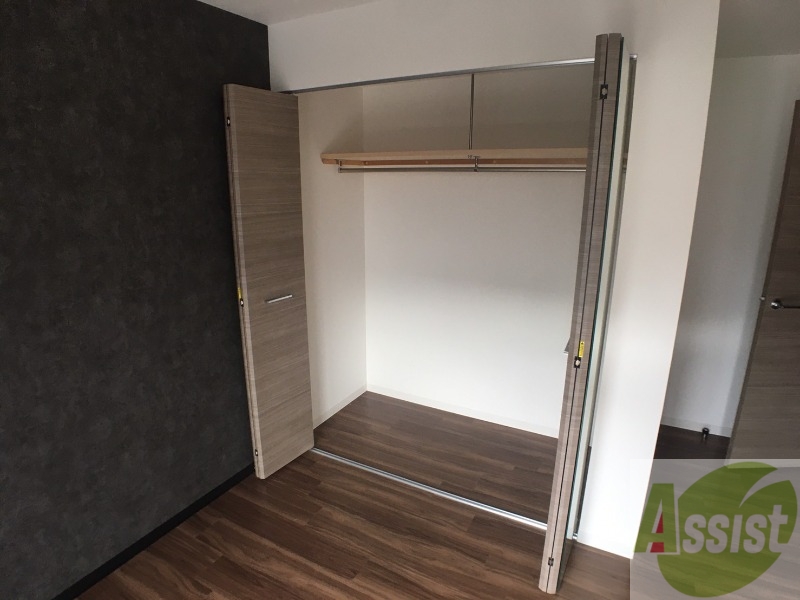 収納　クローゼットを開けてみました。奥行きがありますね。