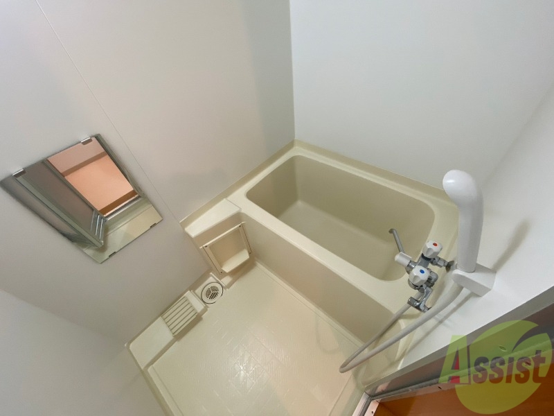 バス・シャワールーム　バスルームは狭すぎず、シャワーも浴びやすそうです。