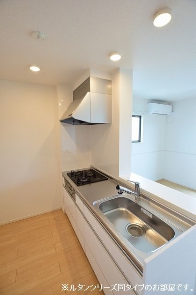 キッチン　※参考写真　同建築メーカー施工の同間取完成他物件のものです。