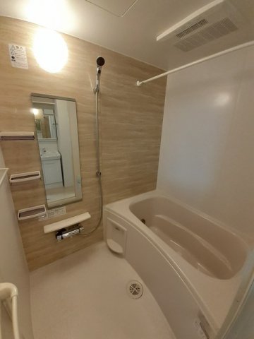 バス・シャワールーム　コンパクトで使いやすいお風呂です