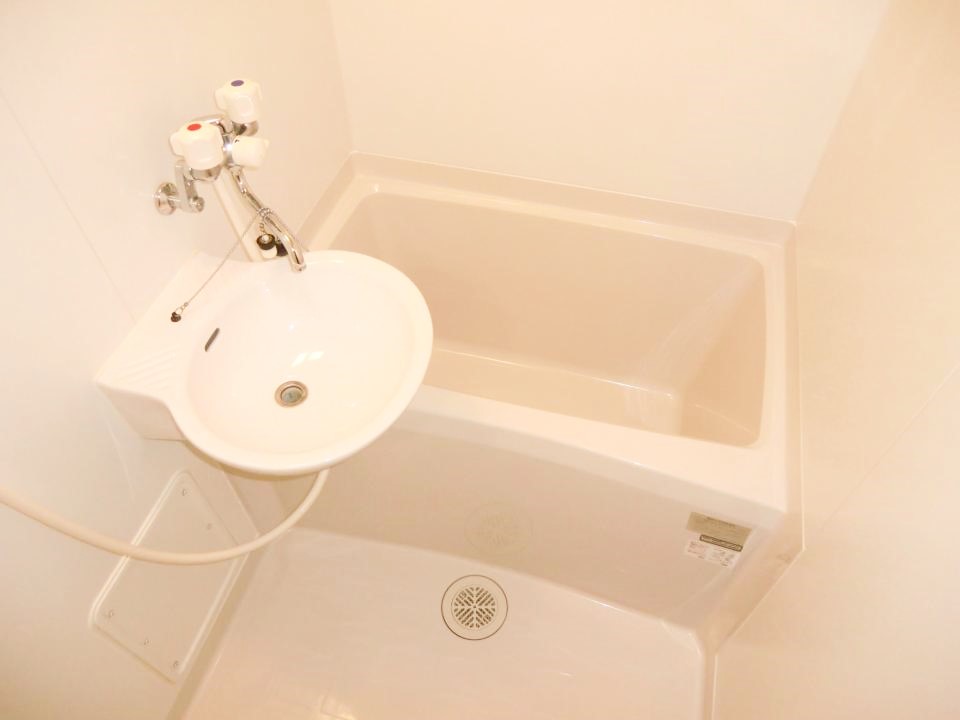 バス・シャワールーム　同タイプ物件の為、形状や間取寸法、色調等が実際とは異なります