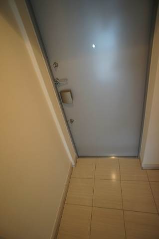 玄関　広々リビングスペース