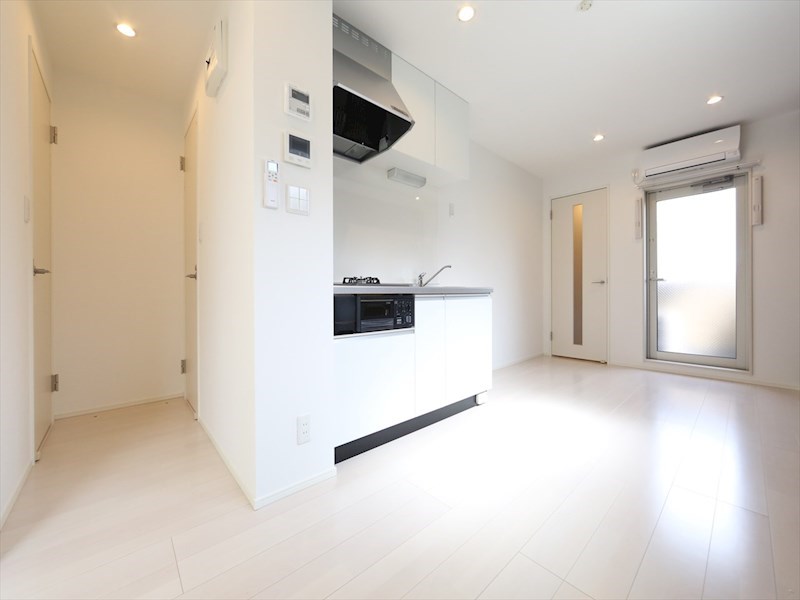 居室・リビング　ＬＤＫ8.4帖　エアコン完備　バルコニー