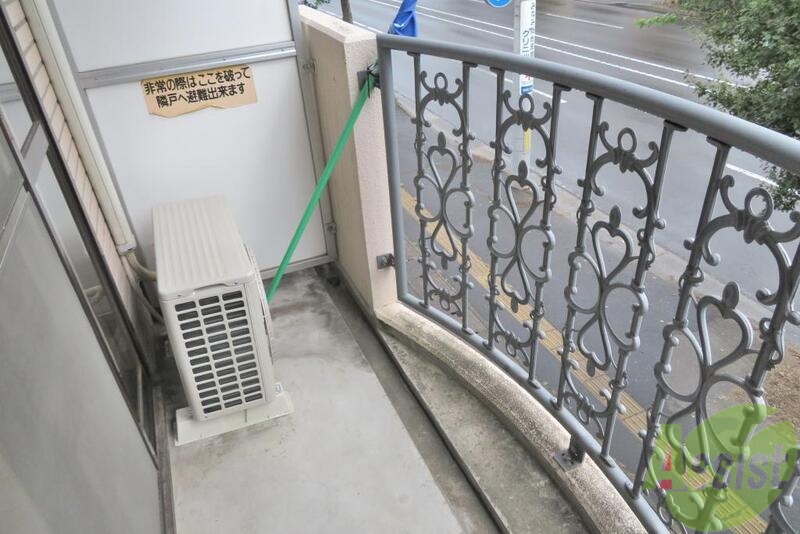 バルコニー　晴れた日は布団も干せて太陽の香りいっぱい。