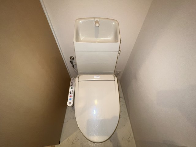 トイレ　温水洗浄便座付きのトイレです♪