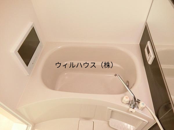 バス・シャワールーム　浴室乾燥機、追い焚き機能付きバス！