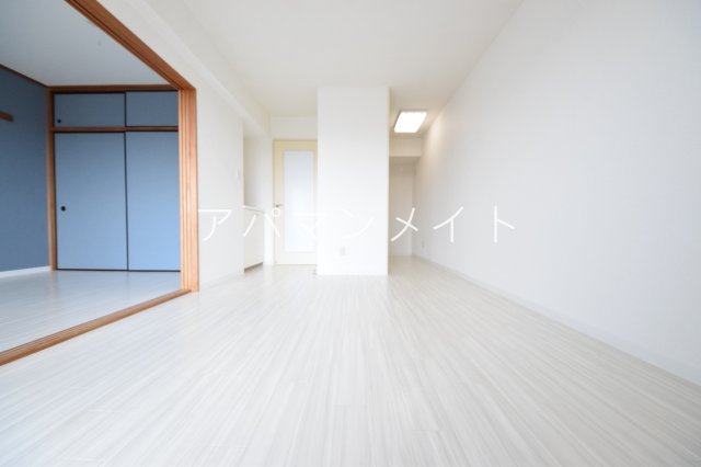 居室・リビング　こちらの居間で趣味の時間をお楽しみください