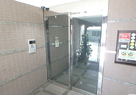 エントランス　落ち着いたエントランスです