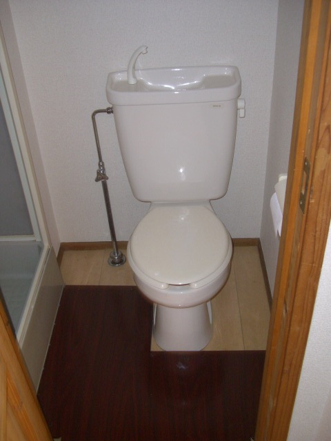 トイレ　落ち着いた色調のトイレです