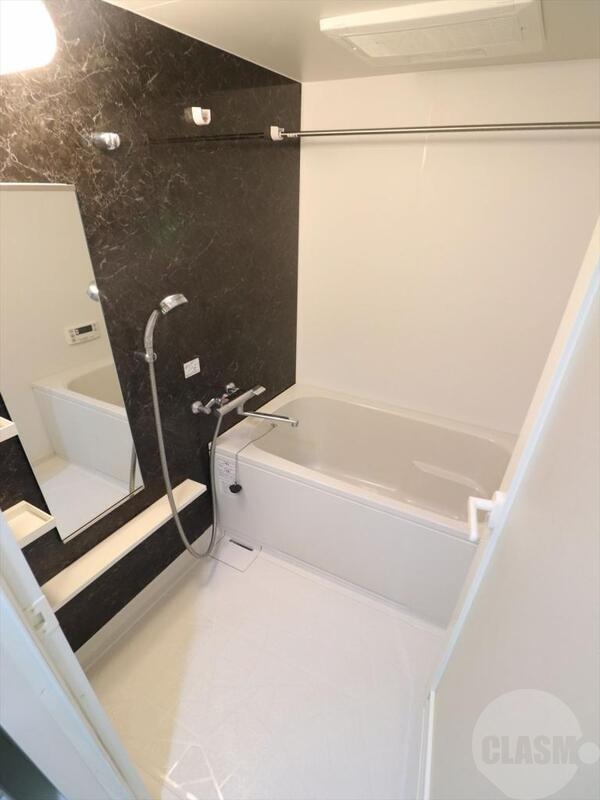 バス・シャワールーム　浴室乾燥機付きのバスルーム