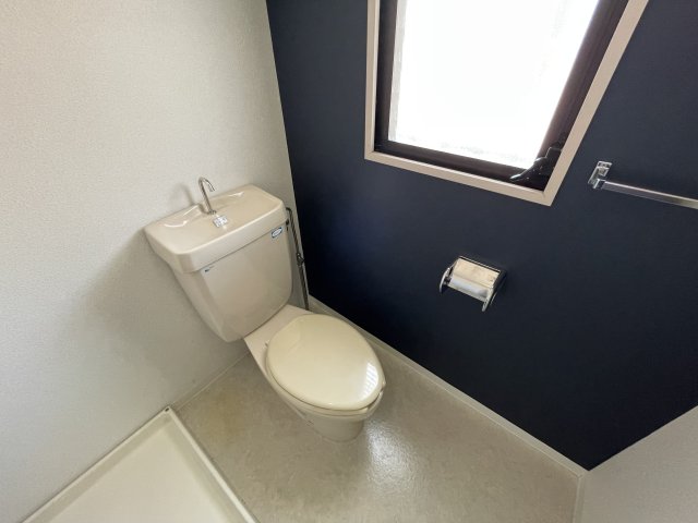 トイレ　別号室参考写真です。