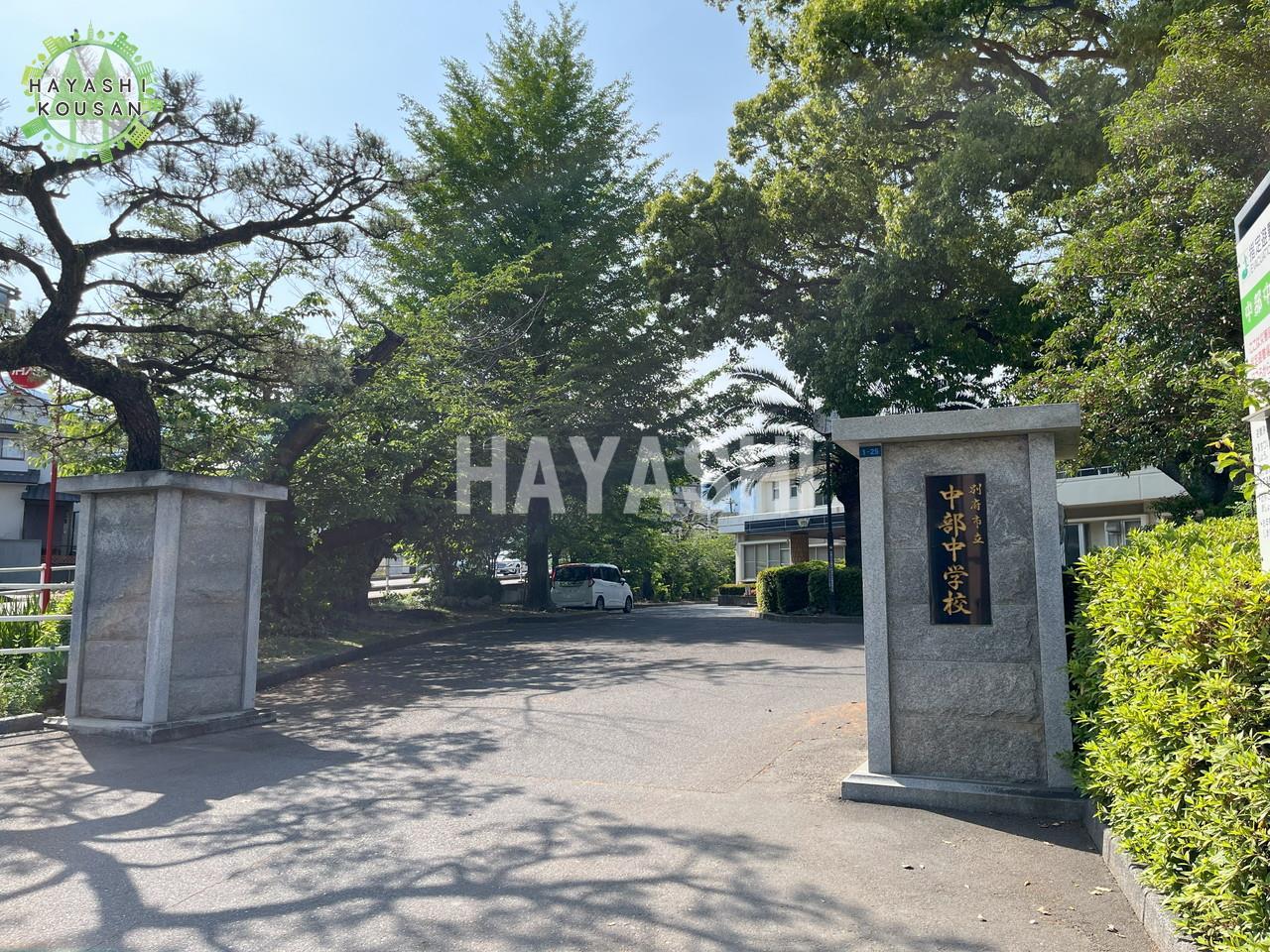 中学校　中部（中学校）まで900m