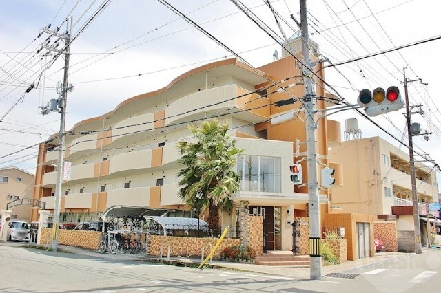 建物外観　鉄筋コンクリート造のマンションです