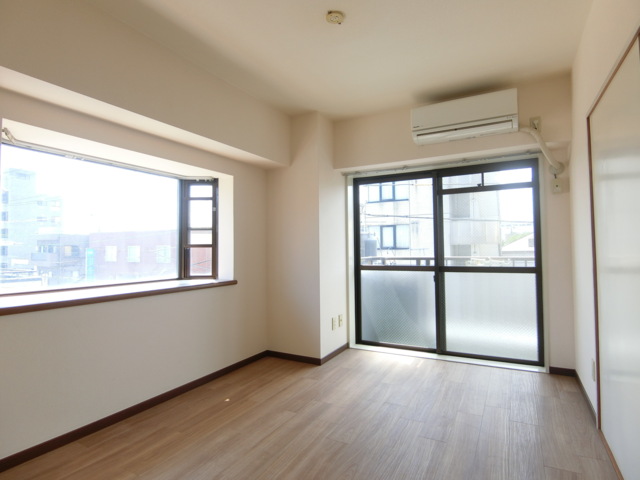 居室・リビング　2面採光で明るいお部屋です