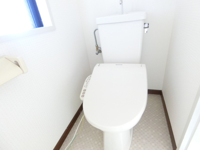 トイレ　温水洗浄便座付きの独立トイレ