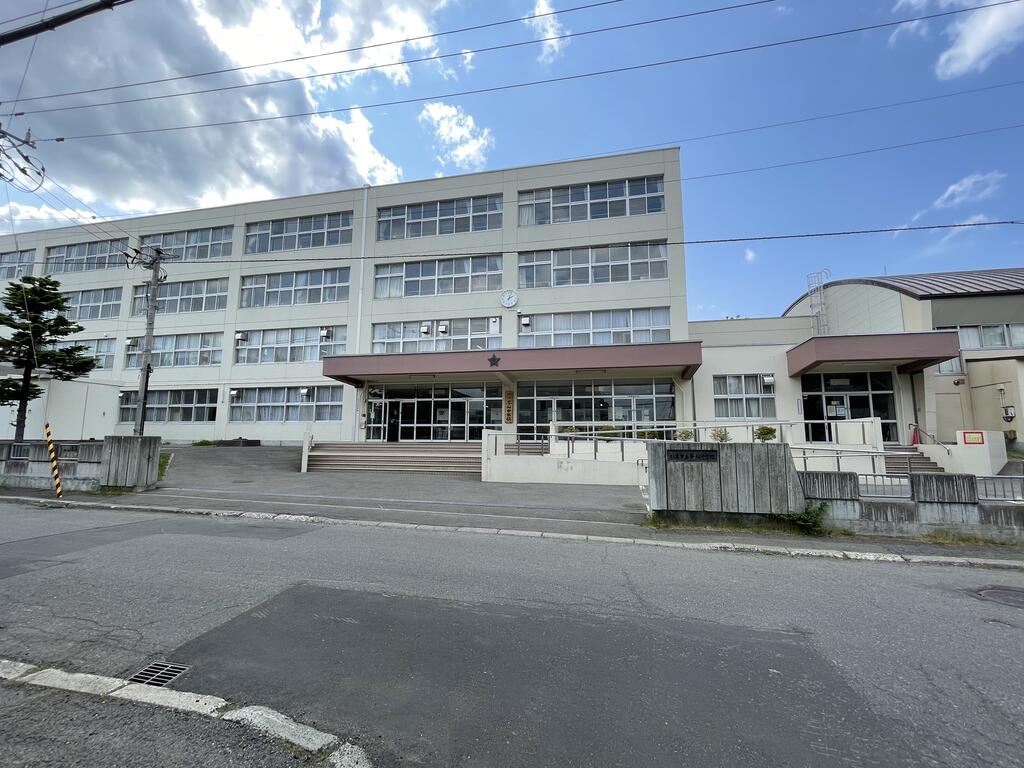 中学校　札幌市立琴似中学校（中学校）まで906m