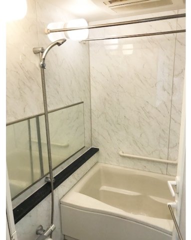 バス・シャワールーム　雨の日でも安心の浴室乾燥機付きです♪