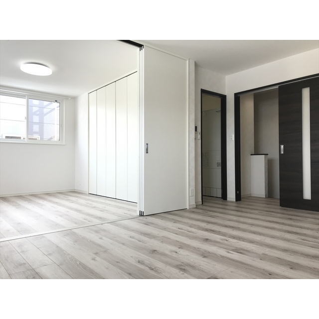 居室・リビング　洋室（10帖）から洋室（6.4帖）の様子