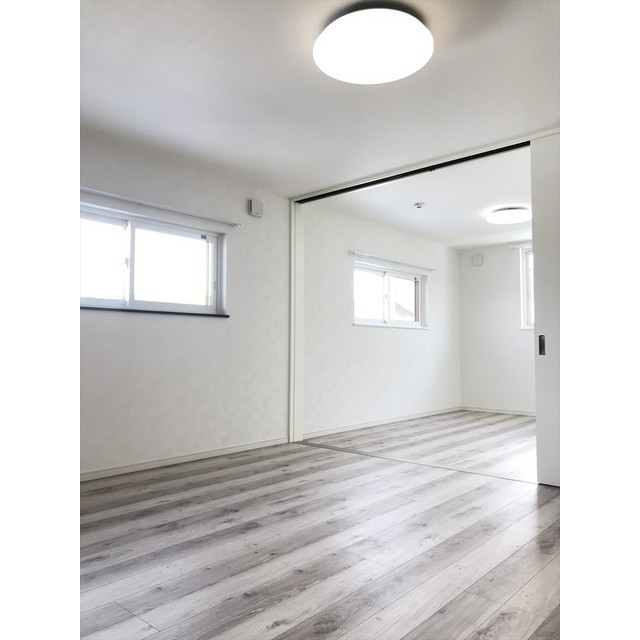 居室・リビング　洋室（10帖）から洋室（6.4帖）の様子