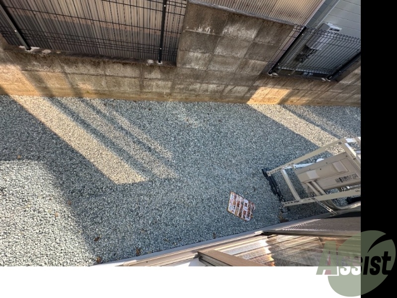 バルコニー　バルコニーは無く砂利が敷かれているので人通りは少なそうです。