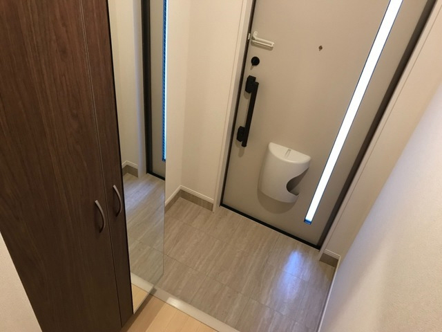 玄関　写真は反転のお部屋です