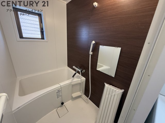 バス・シャワールーム　浴室内に窓があり換気も楽々♪