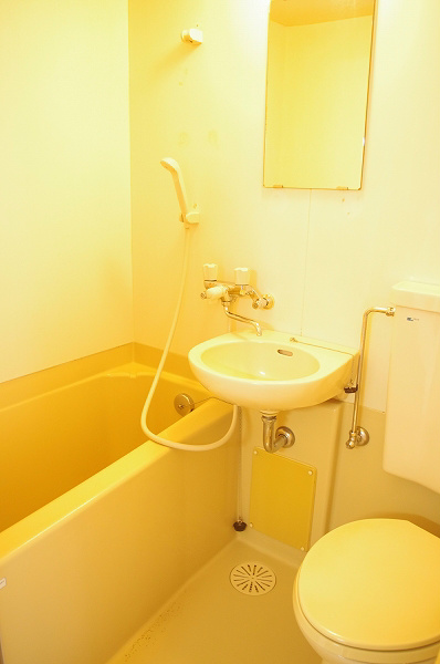 バス・シャワールーム　ゆったりできる広さのユニットバス。