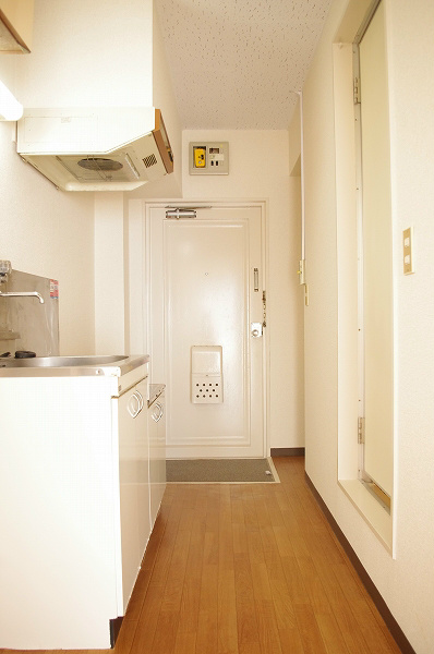 その他　キッチンの上には収納がついています！