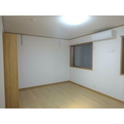 居室・リビング　2面採光の洋室♪