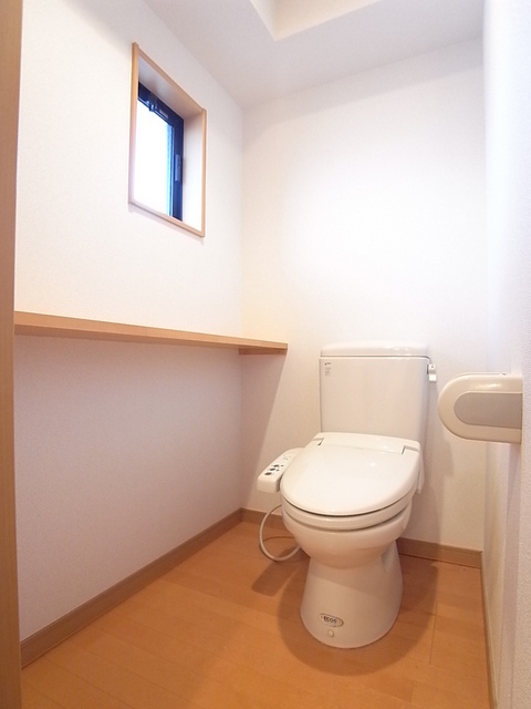 トイレ　洗浄機能付便座ございます＾＾窓や棚もございます＾＾
