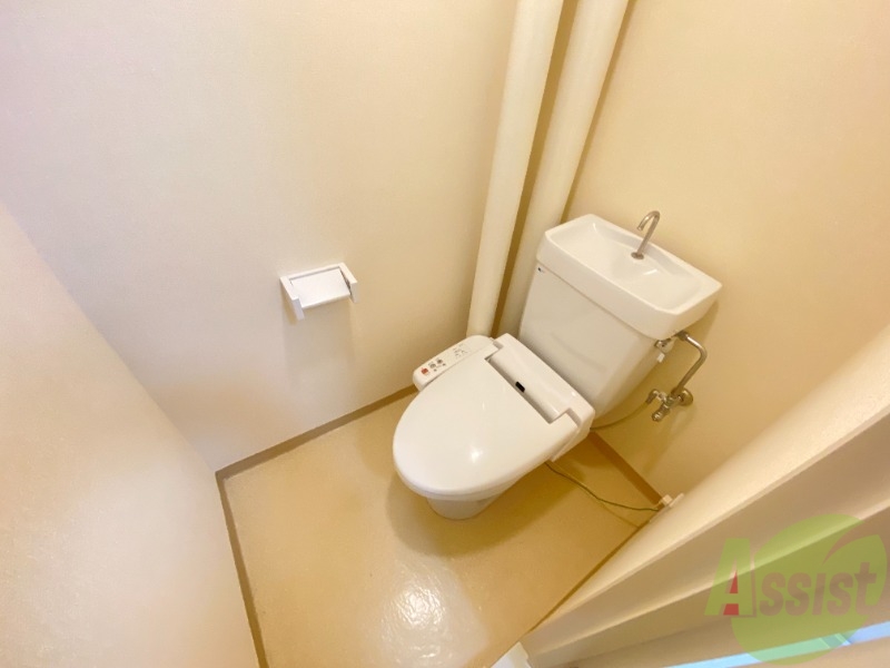 トイレ　こちらはトイレになります。ウォシュレットが付いています。