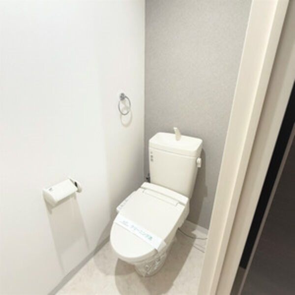 トイレ　※写真は同じマンションの違う部屋のものになります。