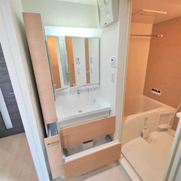 洗面設備　※写真は同じマンションの違う部屋のものになります。