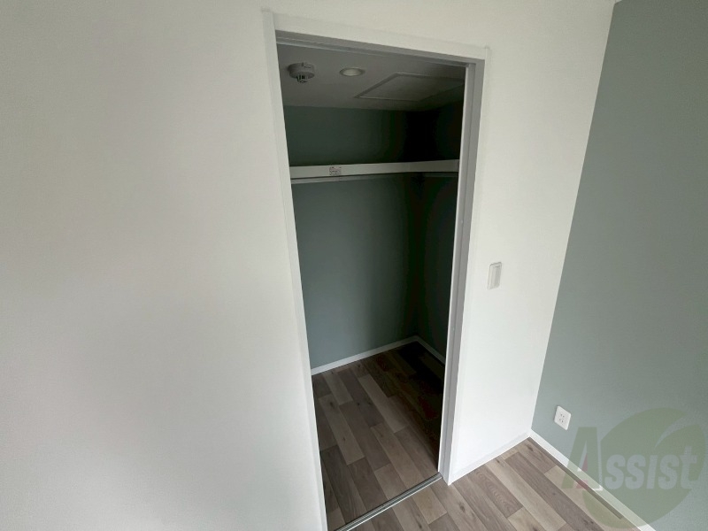 収納　こちらの収納にはハンガーをかけて服もしまえますね。