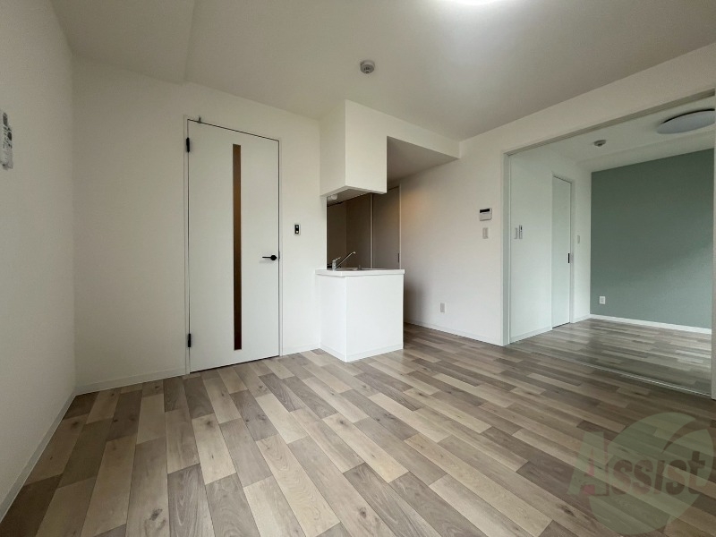 居室・リビング　フローリングや壁の色がお洒落な印象のリビングです。