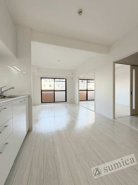 居室・リビング　ホワイトベースで明るい内装♪広々リビングです＾＾