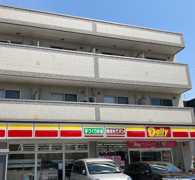 コンビニ　デイリーヤマザキ南巽駅前店　便利なお店（コンビニ）まで443m