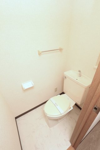 トイレ　参考写真（同物件別部屋）