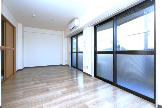 居室・リビング　参考写真（同物件別部屋）