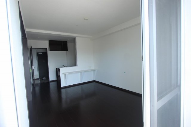 居室・リビング　同物件別号室のものです。