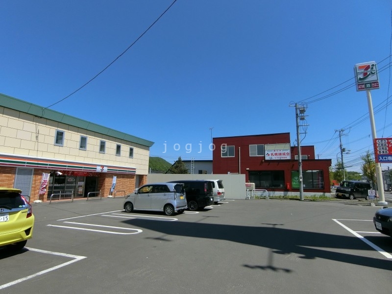 コンビニ　セブンイレブン札幌藤野2条店（コンビニ）まで102m