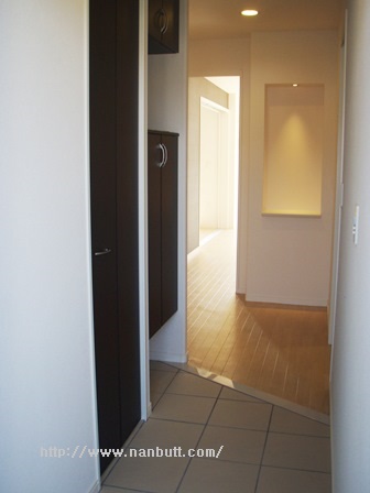 玄関　玄関（便利な玄関収納付き）